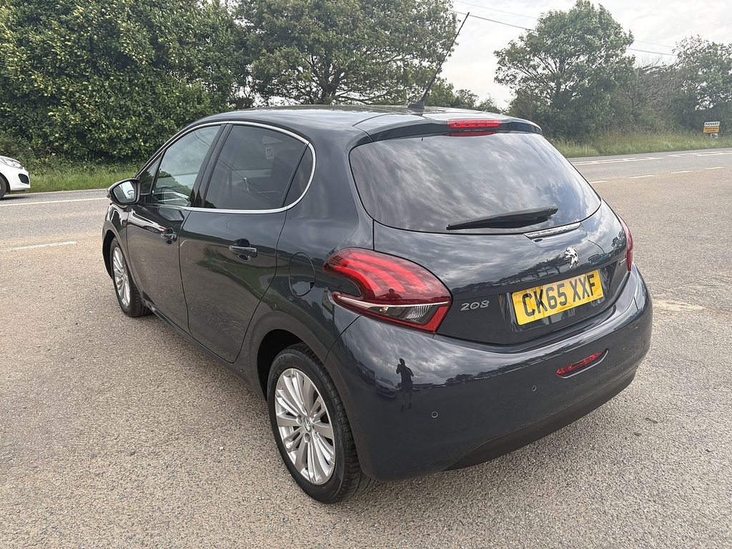 Peugeot 208 1.2 Puretech 82 Allure White #2