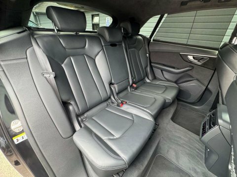Audi Q8 Black #25