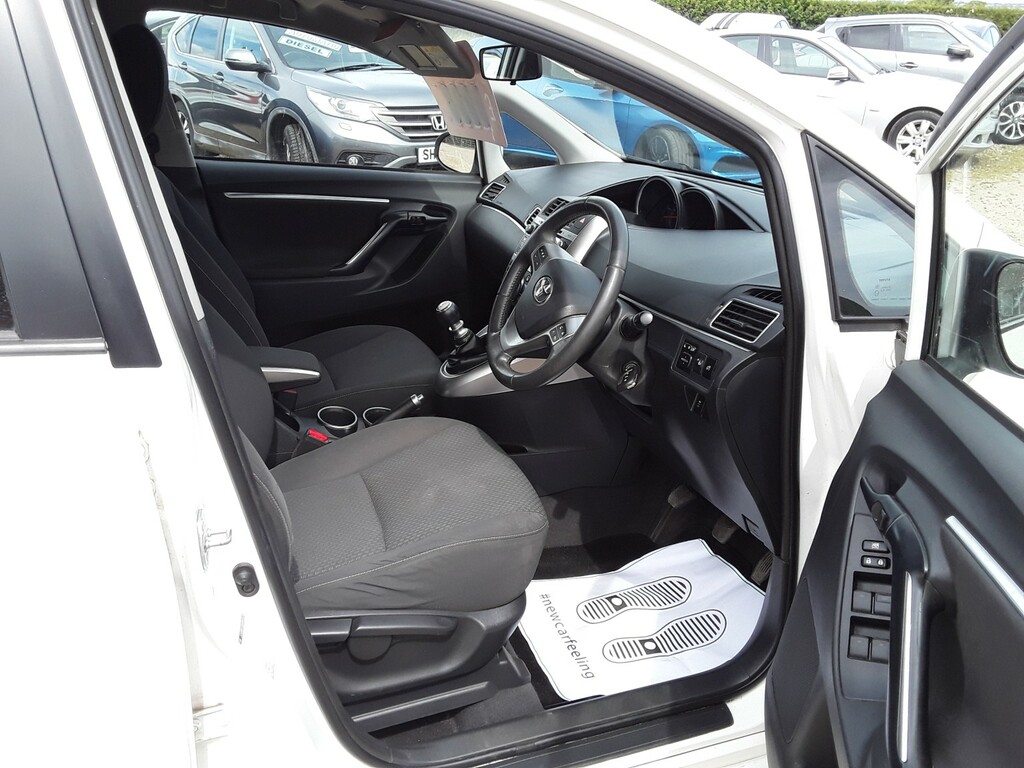 Toyota Verso 2.0 Icon D-4d 122 Bhp White #10