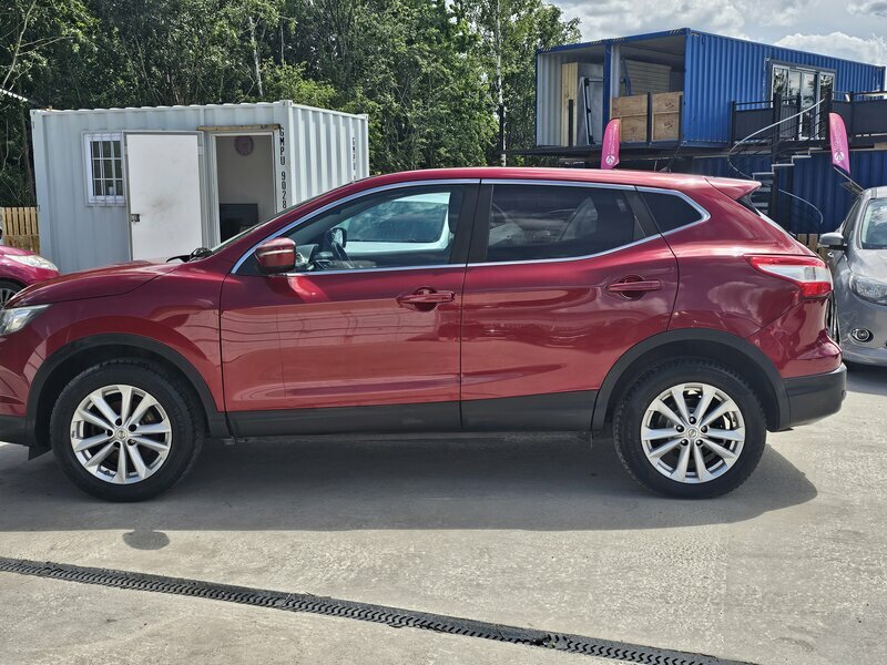 Nissan Qashqai 1.5-Qashqai-acenta-premium-dci-5dr Red #4