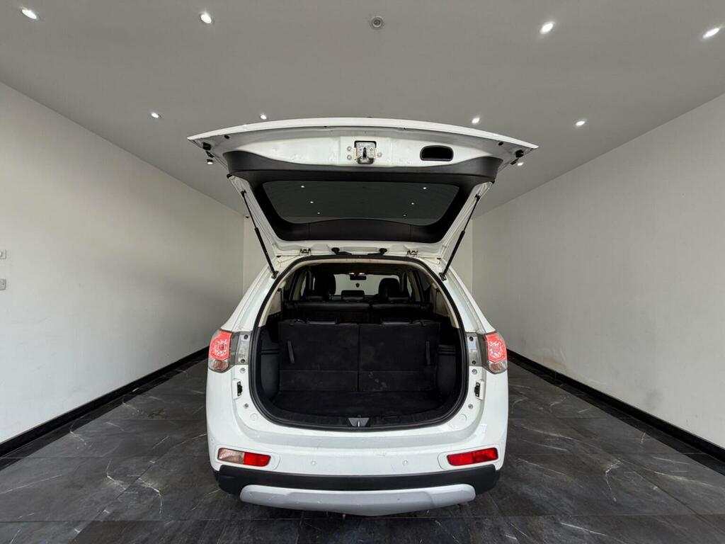 Mitsubishi Outlander Estate White #30