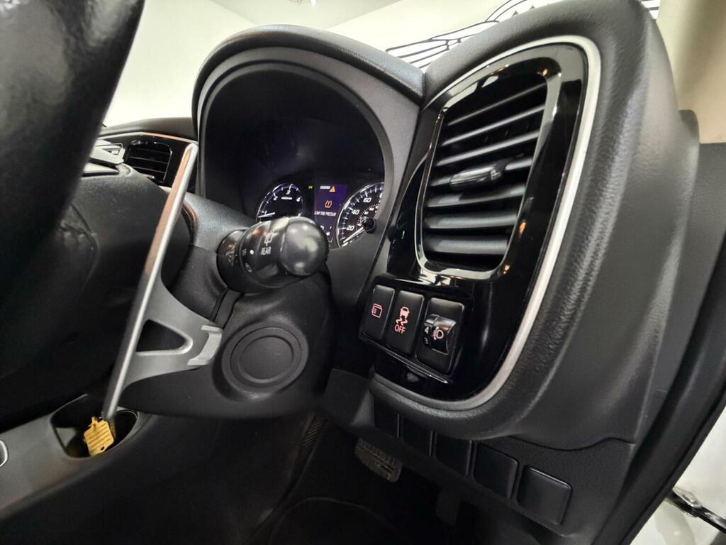 Mitsubishi Outlander Estate White #34