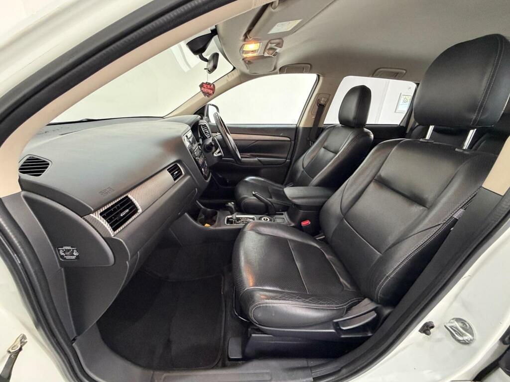 Mitsubishi Outlander Estate White #32
