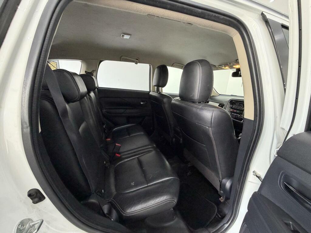 Mitsubishi Outlander Estate White #15