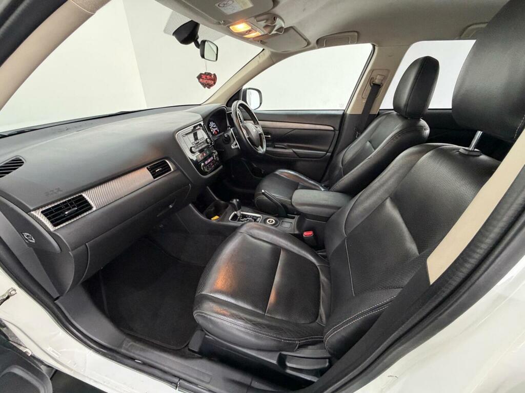 Mitsubishi Outlander Estate White #33