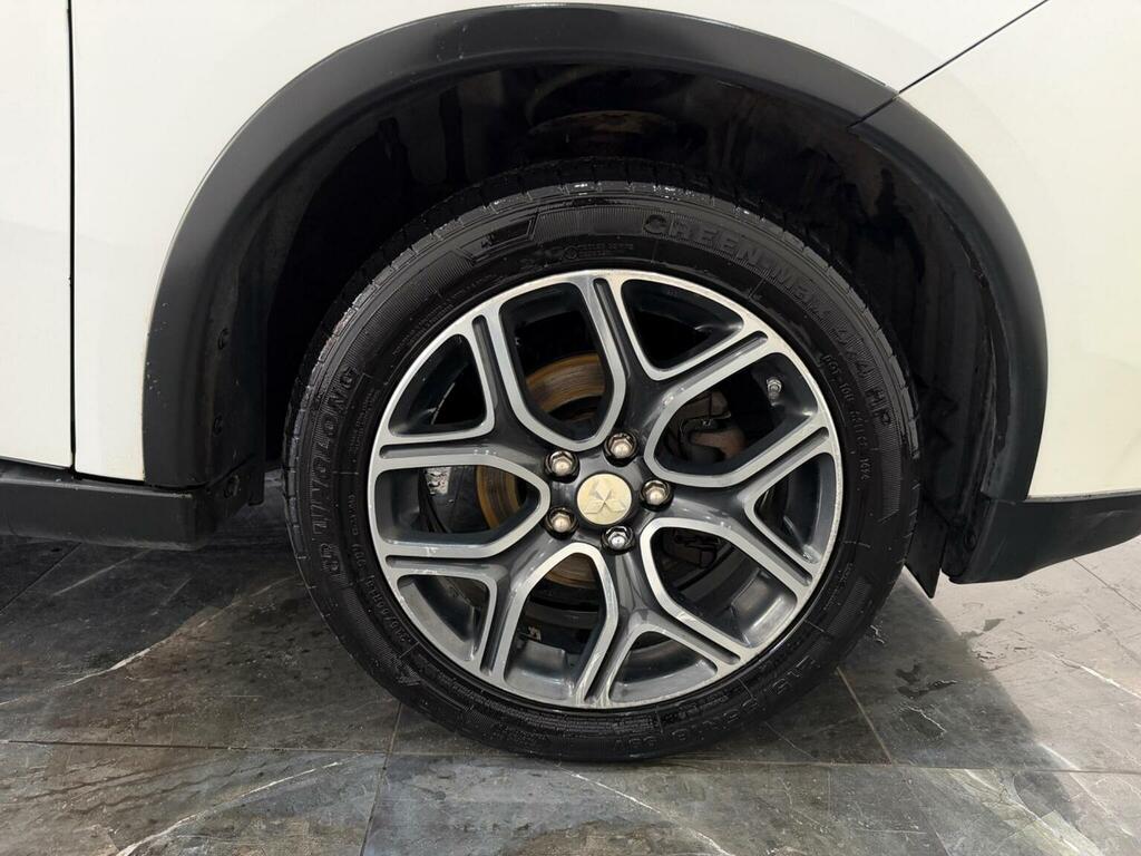 Mitsubishi Outlander Estate White #25
