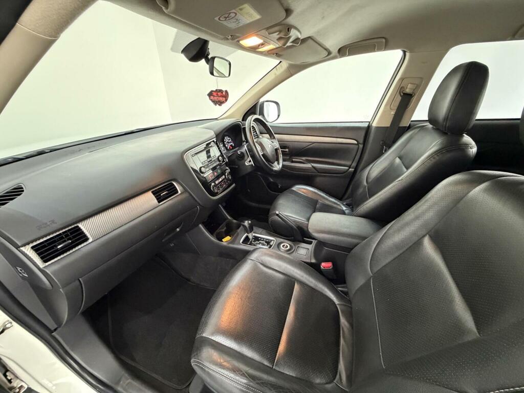 Mitsubishi Outlander Estate White #31