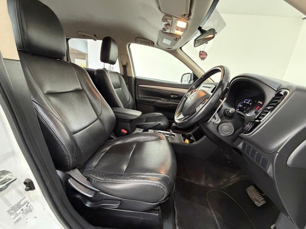 Mitsubishi Outlander Estate White #14