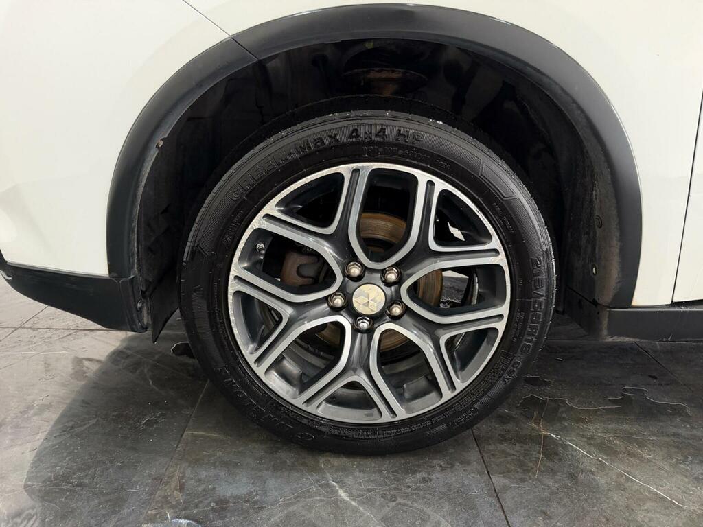 Mitsubishi Outlander Estate White #24