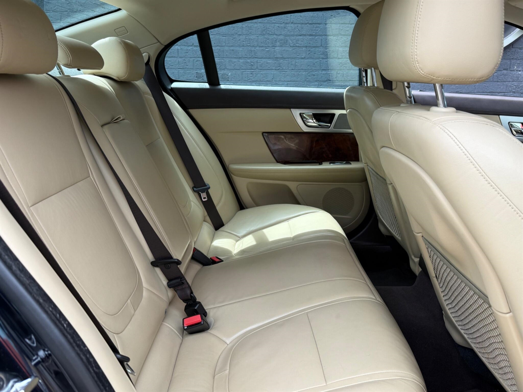 Jaguar XF 2.2 D Luxury Black #20