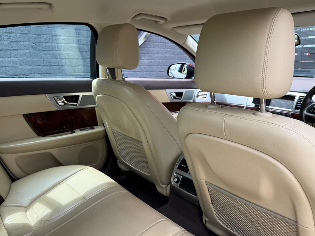 Jaguar XF 2.2 D Luxury Black #23
