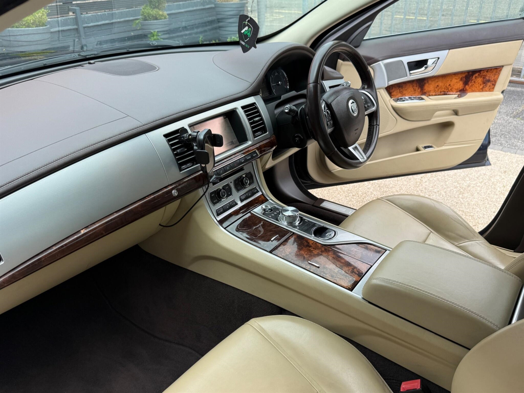 Jaguar XF 2.2 D Luxury Black #47