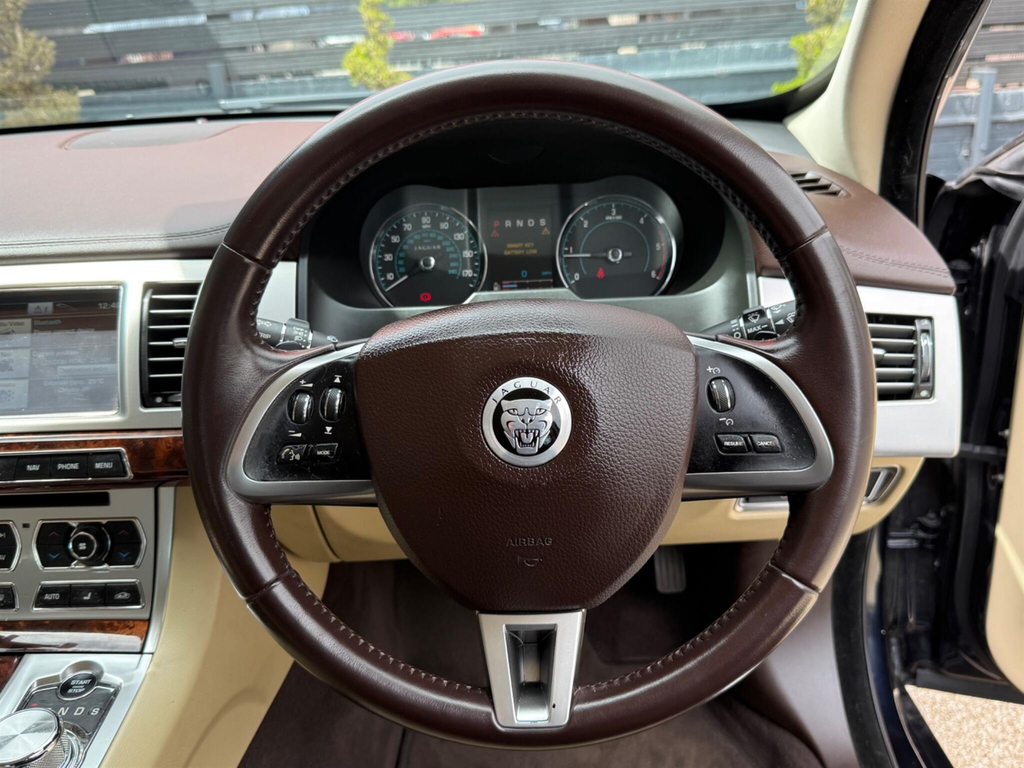Jaguar XF 2.2 D Luxury Black #32