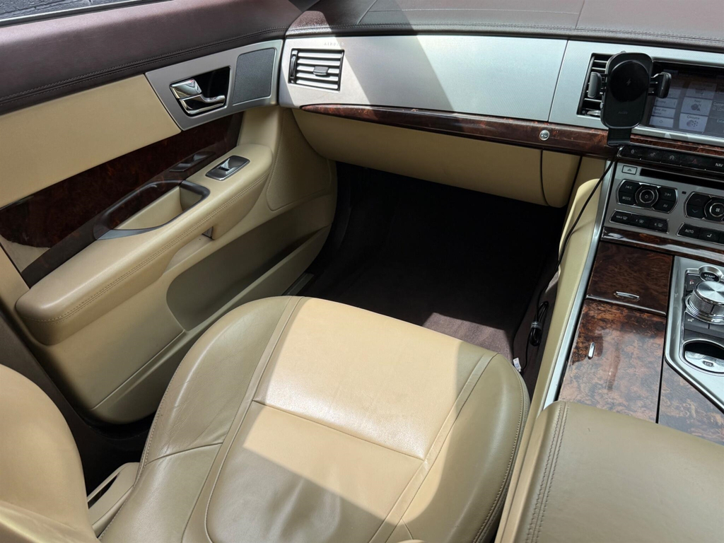 Jaguar XF 2.2 D Luxury Black #25