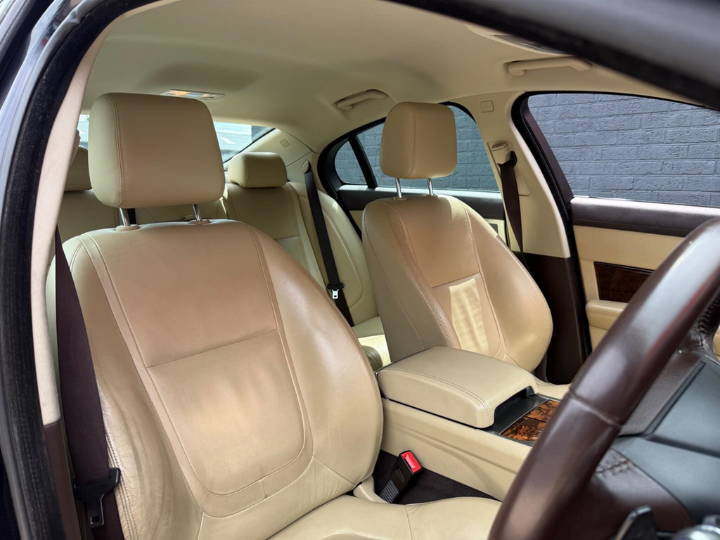 Jaguar XF 2.2 D Luxury Black #30
