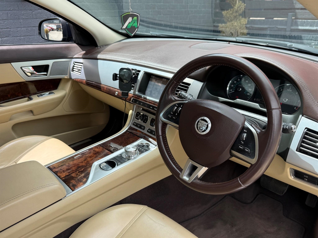 Jaguar XF 2.2 D Luxury Black #31
