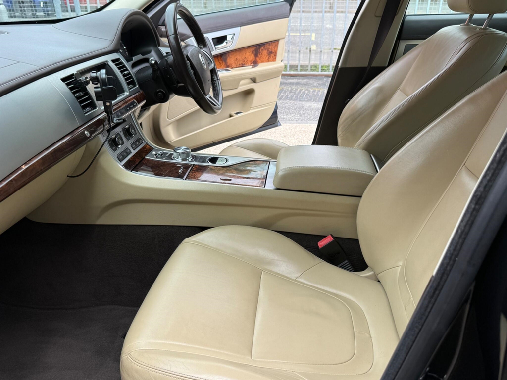 Jaguar XF 2.2 D Luxury Black #46