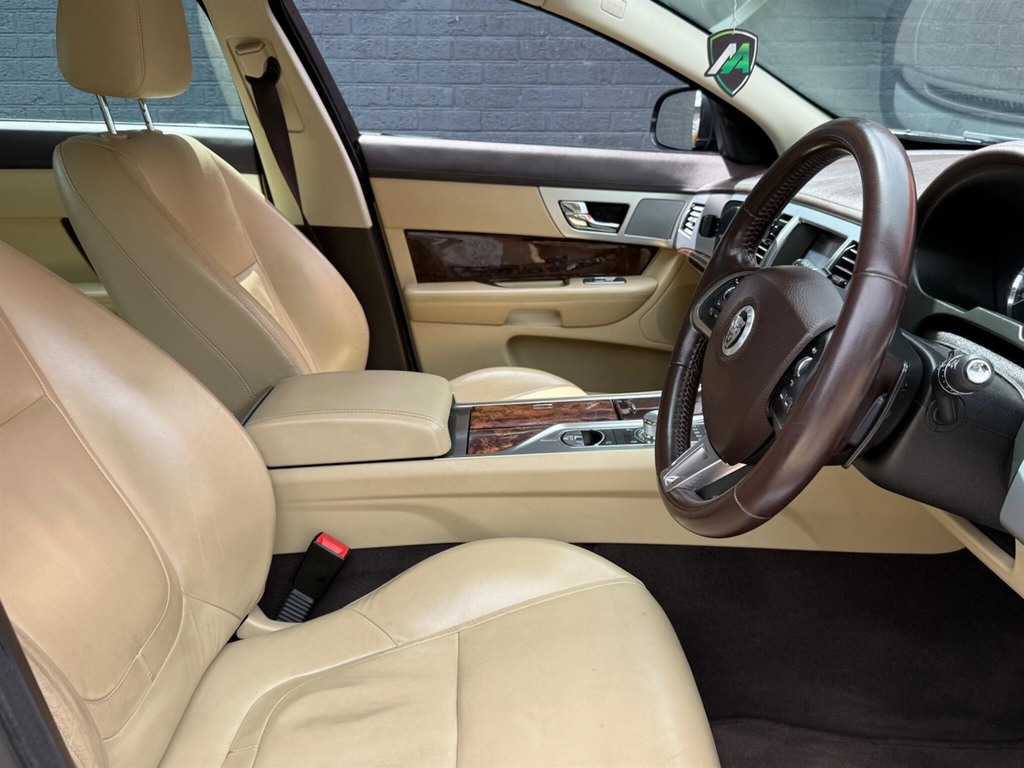 Jaguar XF 2.2 D Luxury Black #29