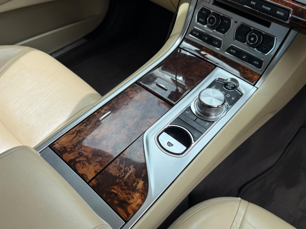 Jaguar XF 2.2 D Luxury Black #36