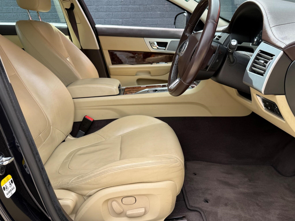 Jaguar XF 2.2 D Luxury Black #28