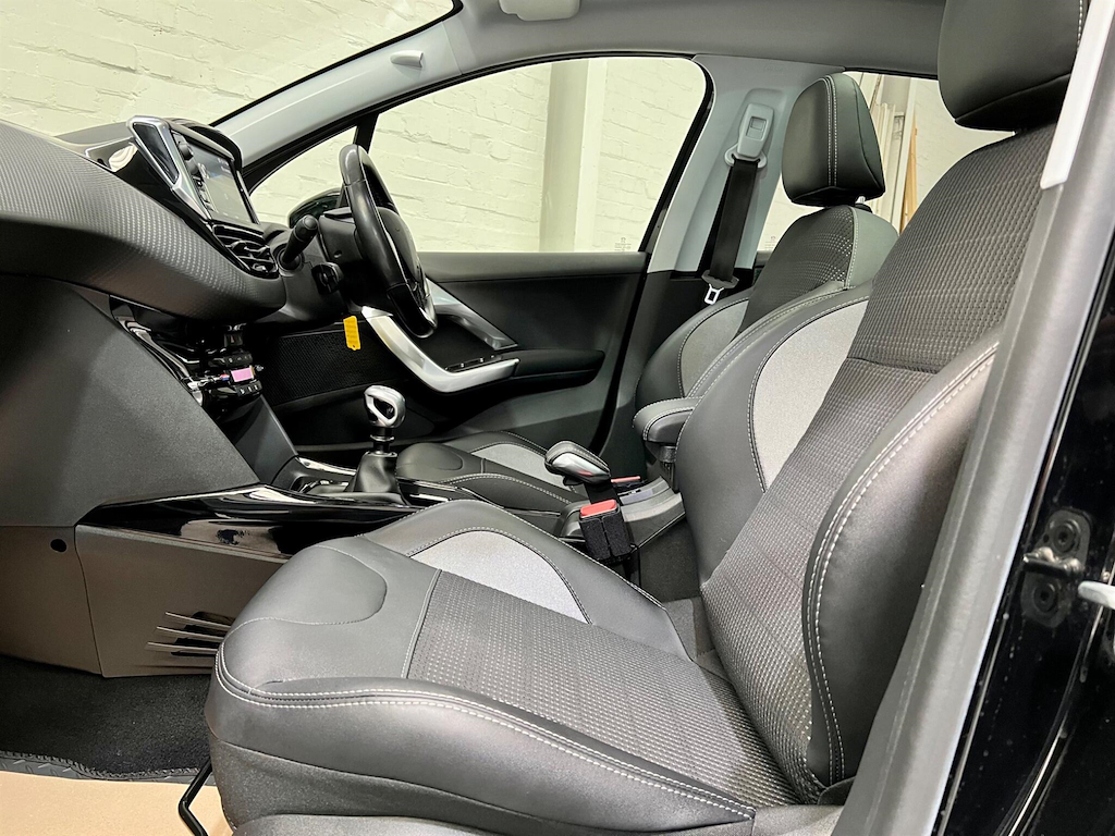 Peugeot 2008 2008 Allure Premium Black #47