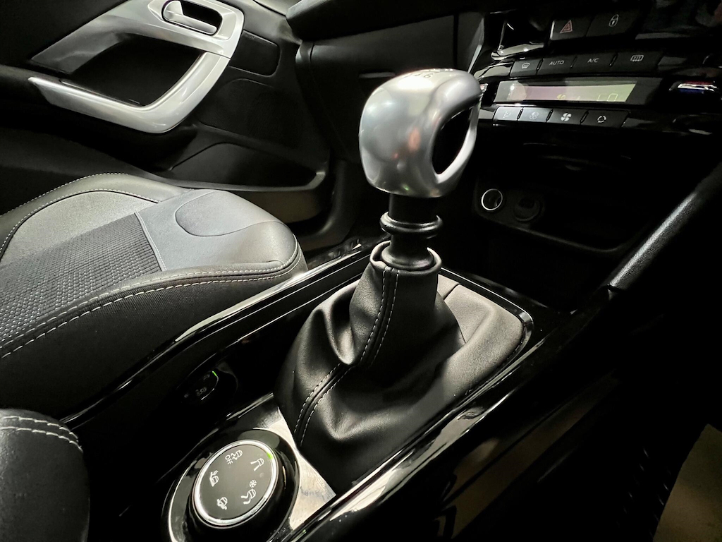 Peugeot 2008 2008 Allure Premium Black #22