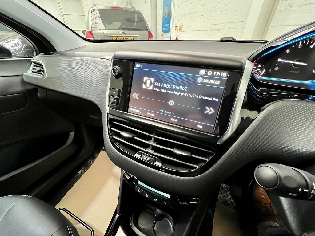 Peugeot 2008 2008 Allure Premium Black #36