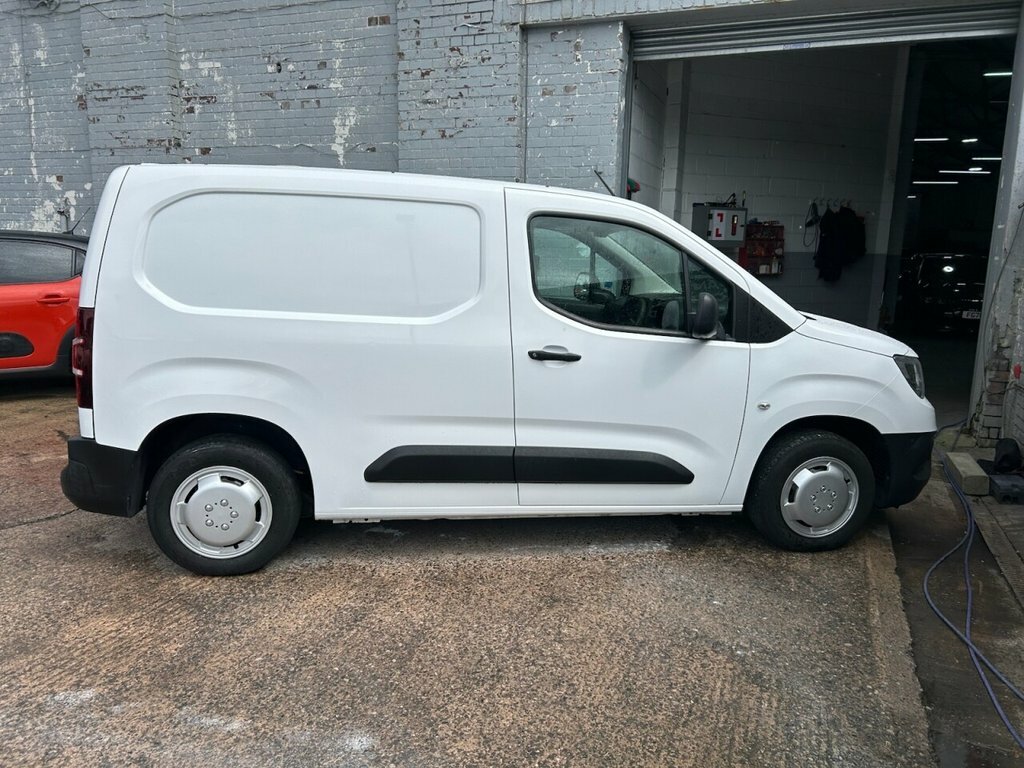 Vauxhall Combo Mpv White #2