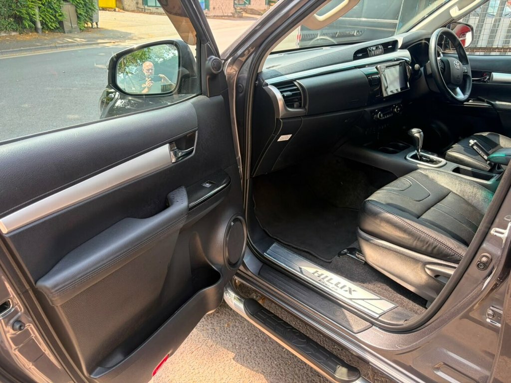 Toyota HILUX D-4d Invincible Red #14