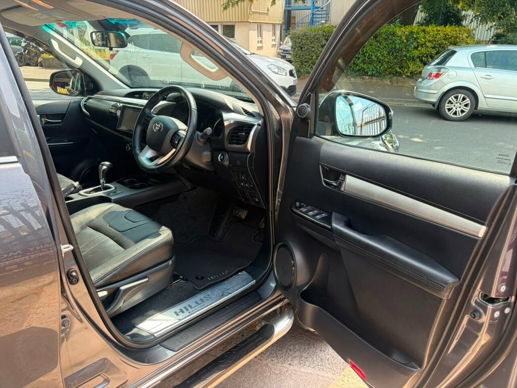 Toyota HILUX D-4d Invincible Red #10