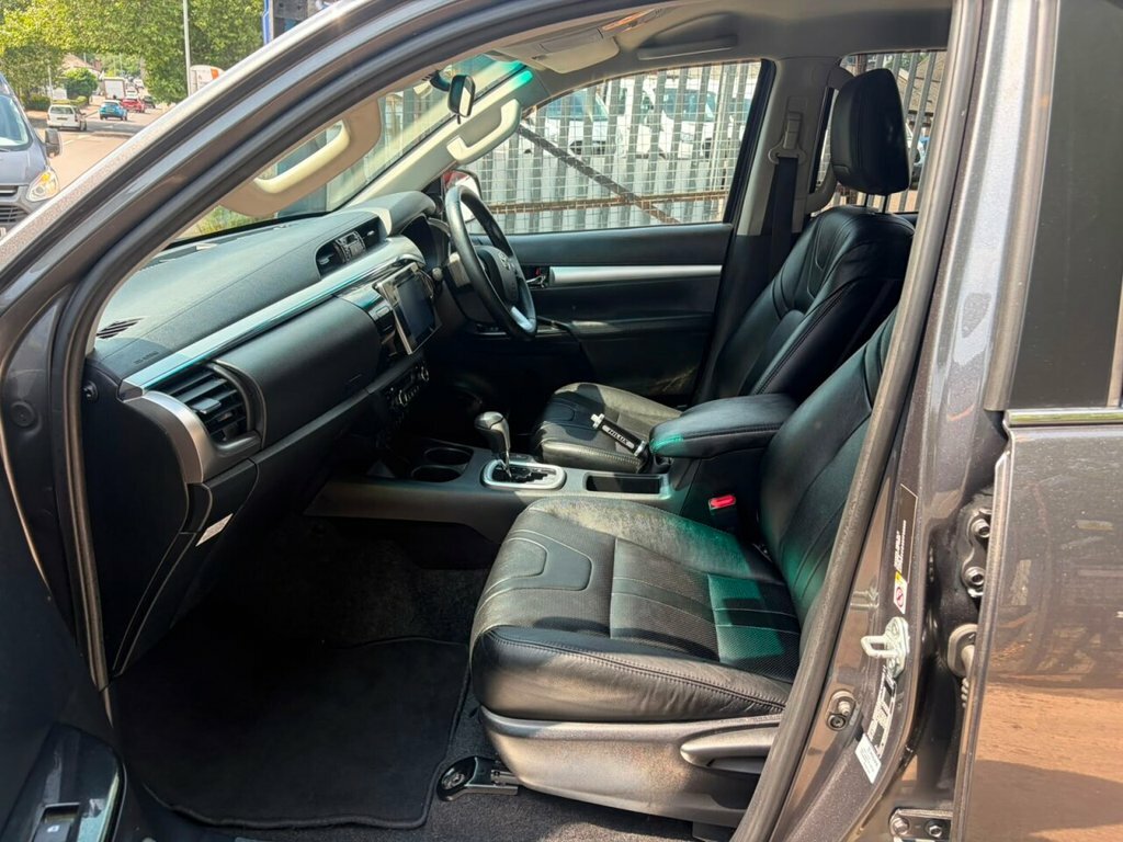 Toyota HILUX D-4d Invincible Red #15
