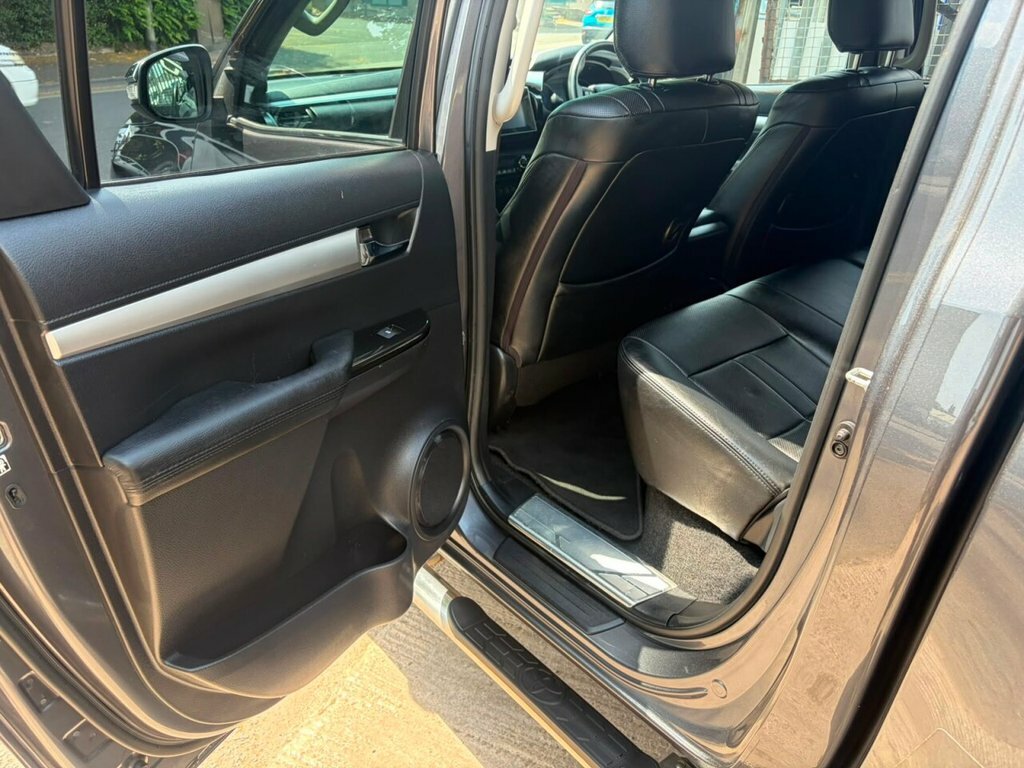 Toyota HILUX D-4d Invincible Red #16