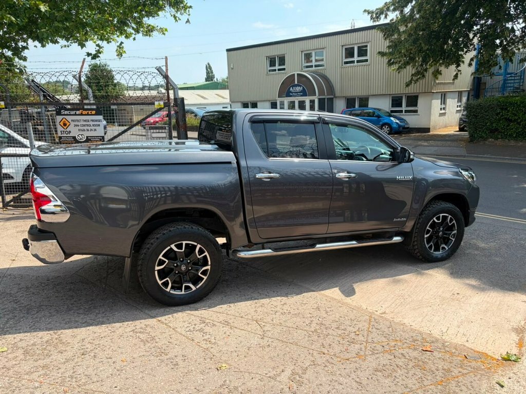 Toyota HILUX D-4d Invincible Red #8