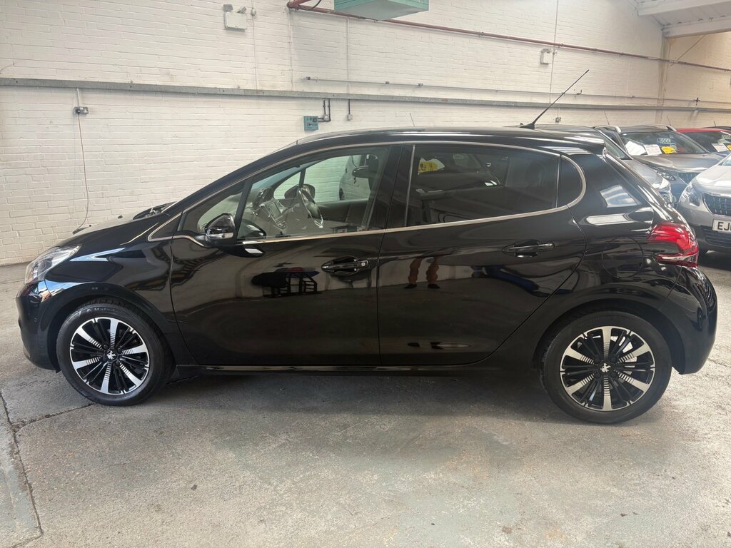 Peugeot 208 1.2 Puretech Tech Edition Hatchback Man LO69CWL Black #2