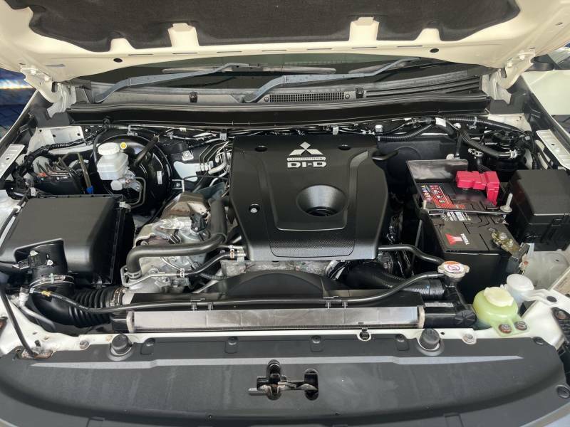 Mitsubishi L200 2.4 Di-d Dc Barbarian Pickup Double Cab Black #27