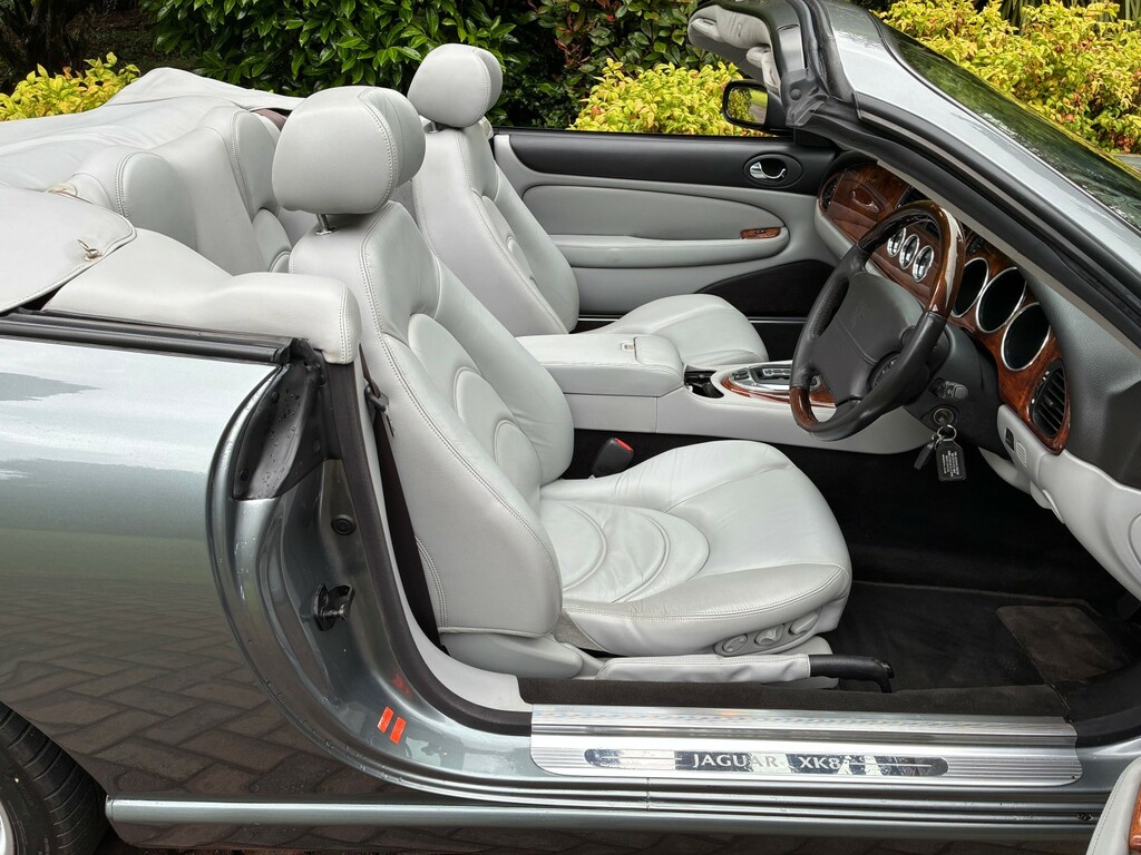 Jaguar XK8 4.2 Black #9