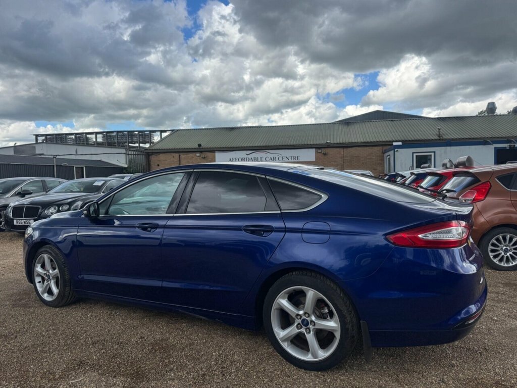 Ford Mondeo Hatchback Blue #4