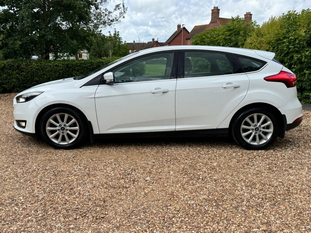 Ford Focus Hatchback White #4