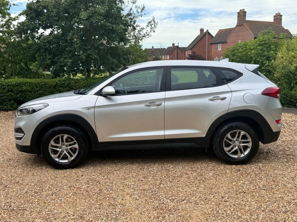 Hyundai Tucson Crdi Se Nav Blue Drive Red #4