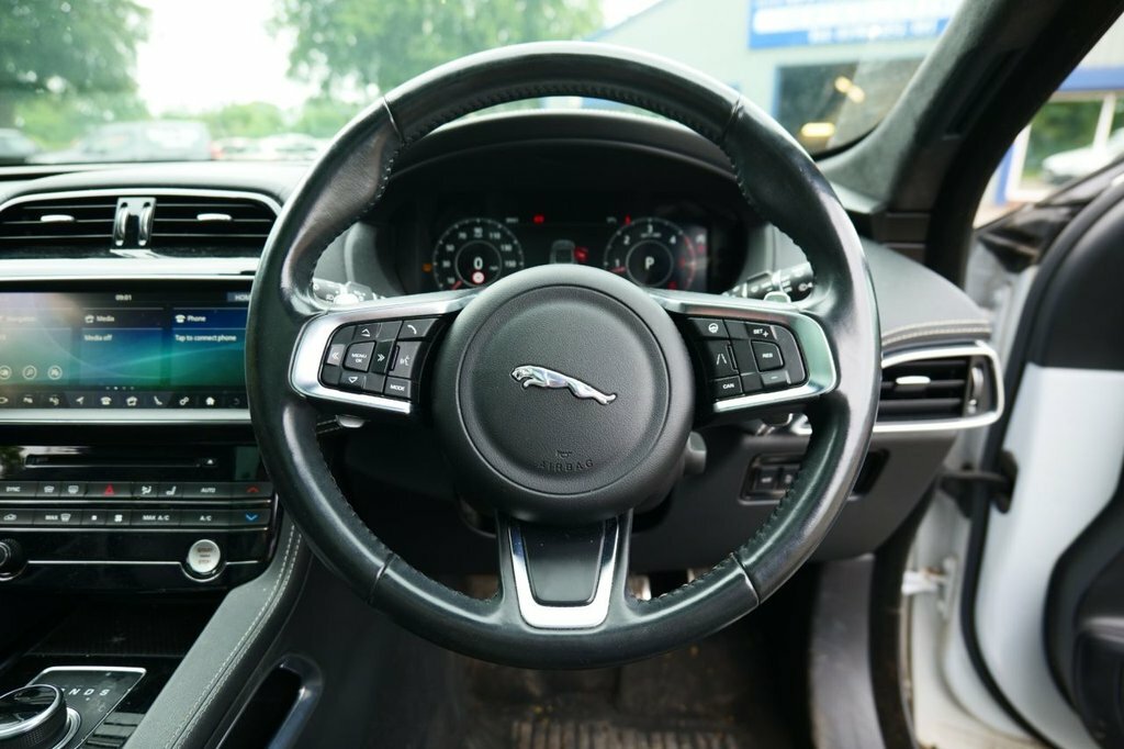 Jaguar F-Pace 2L Chequered Flag OY70SDX White #4
