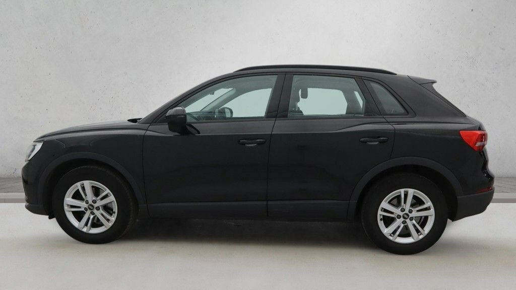 Audi Q3 1.5L Technik Black #6