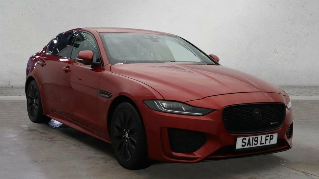 Jaguar XE 2L R-dynamic S Red