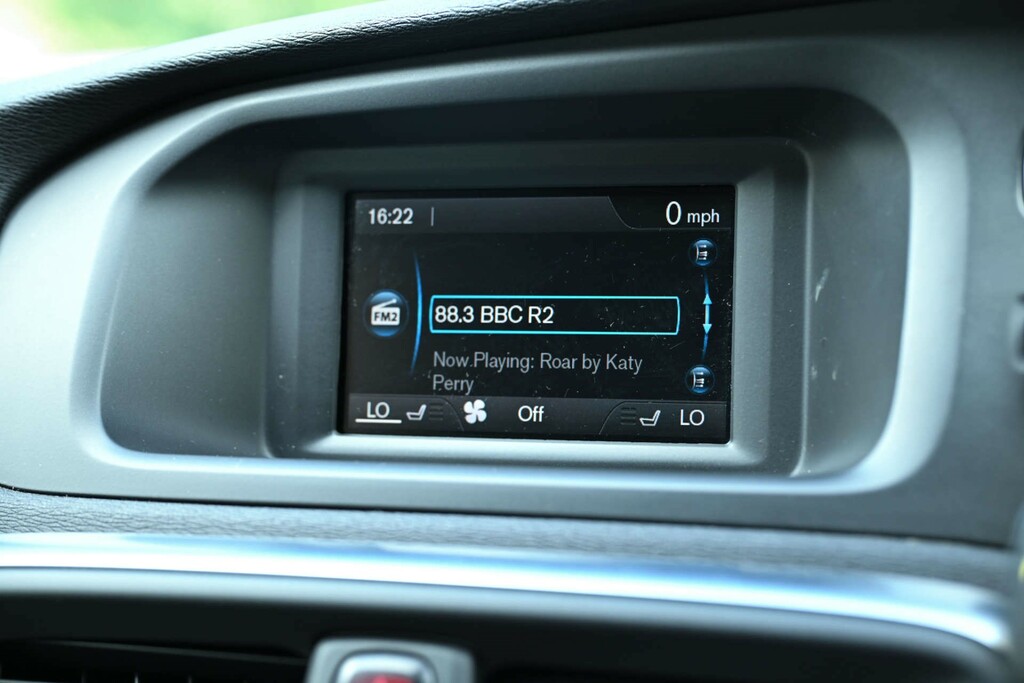 Volvo V40 2.0 D3 R-design Lux 148 Bhp Grey #12