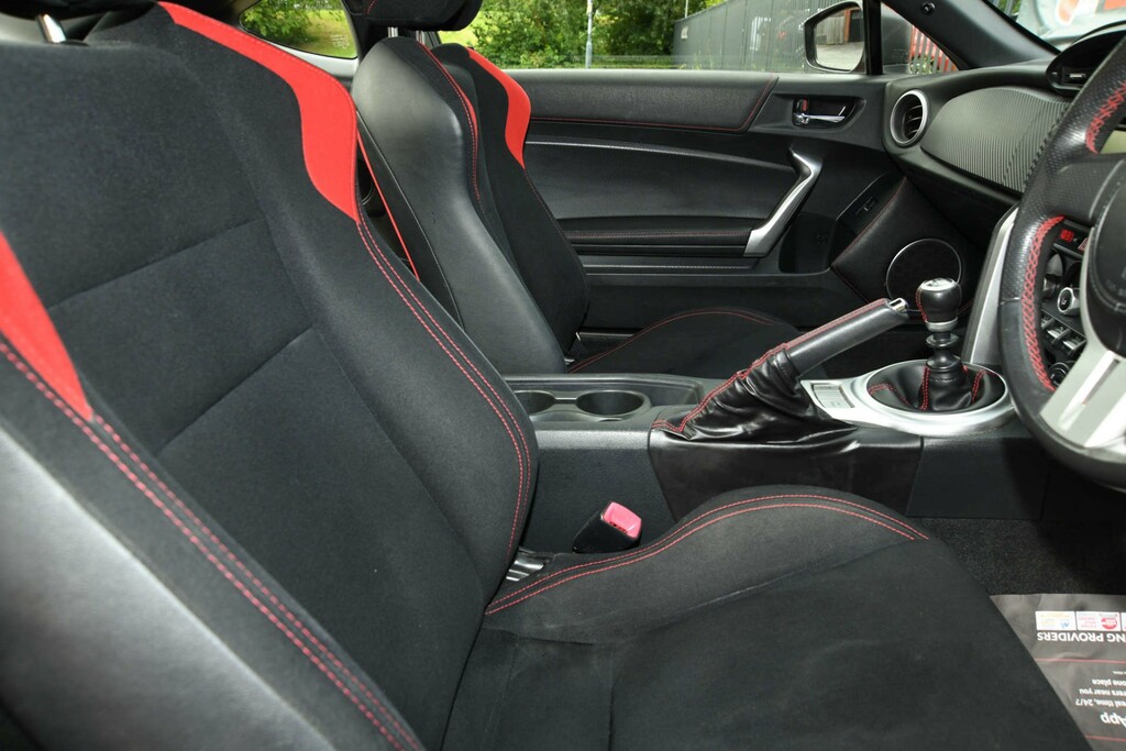 Toyota GT86 Coupe White #13