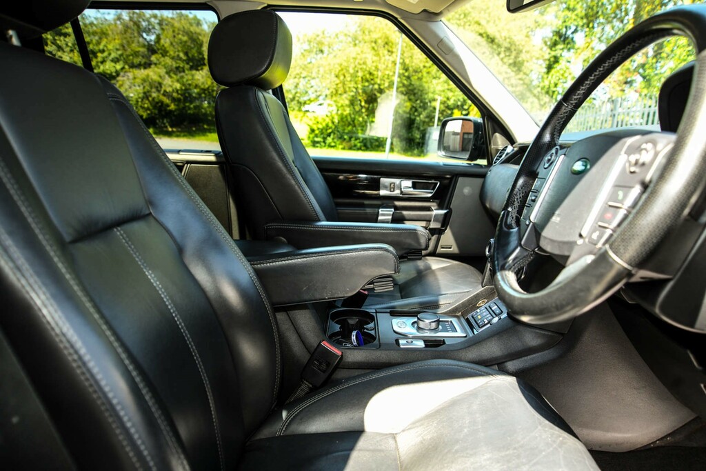 Land Rover Discovery V6 S White #21