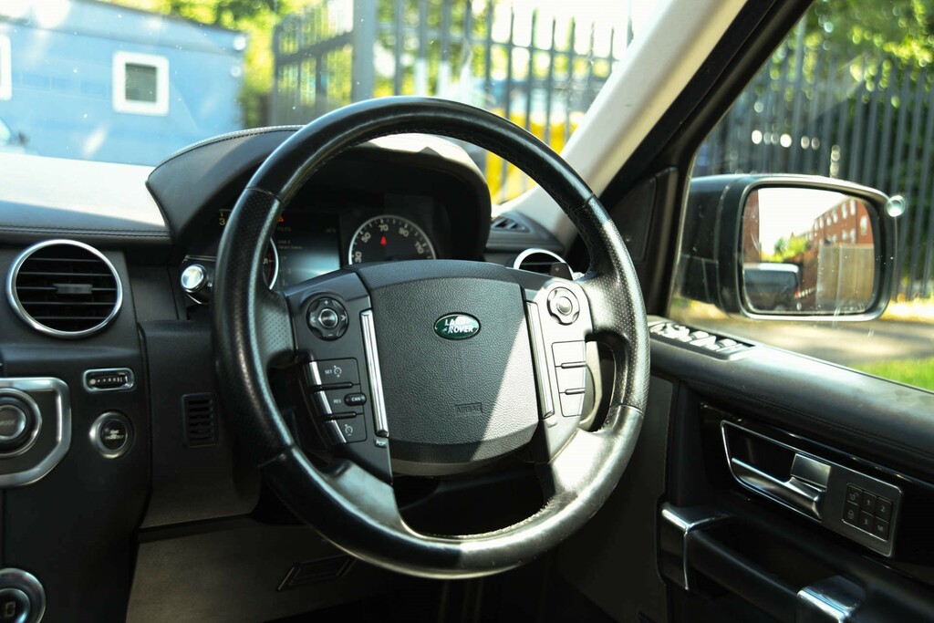 Land Rover Discovery V6 S White #35
