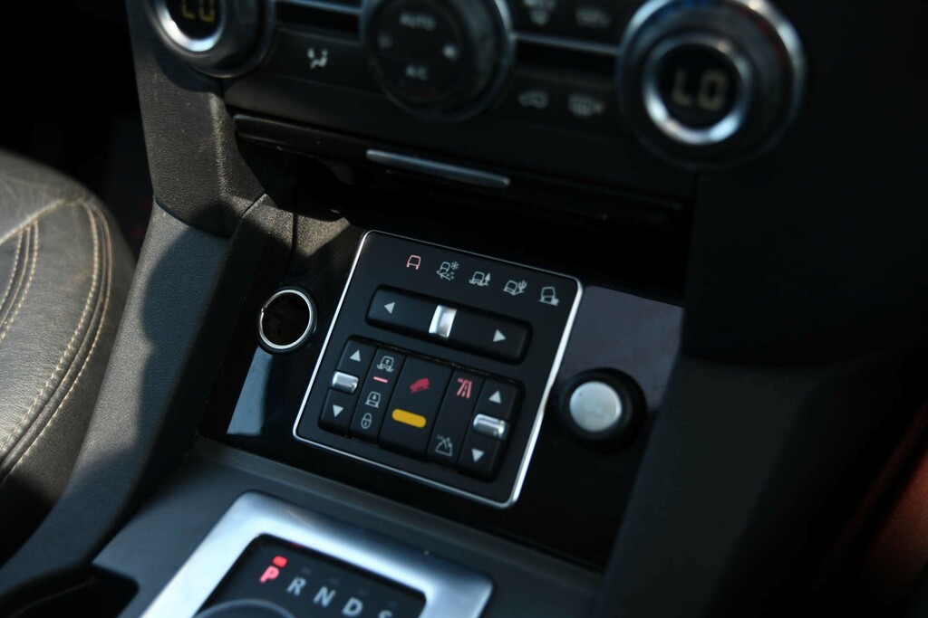 Land Rover Discovery V6 S White #18