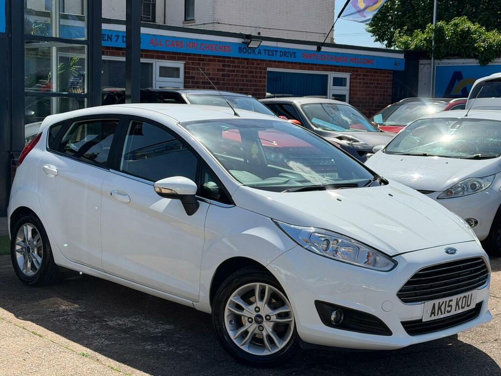 Ford Fiesta Hatchback 1.25 Zetec Euro 6 201515 White