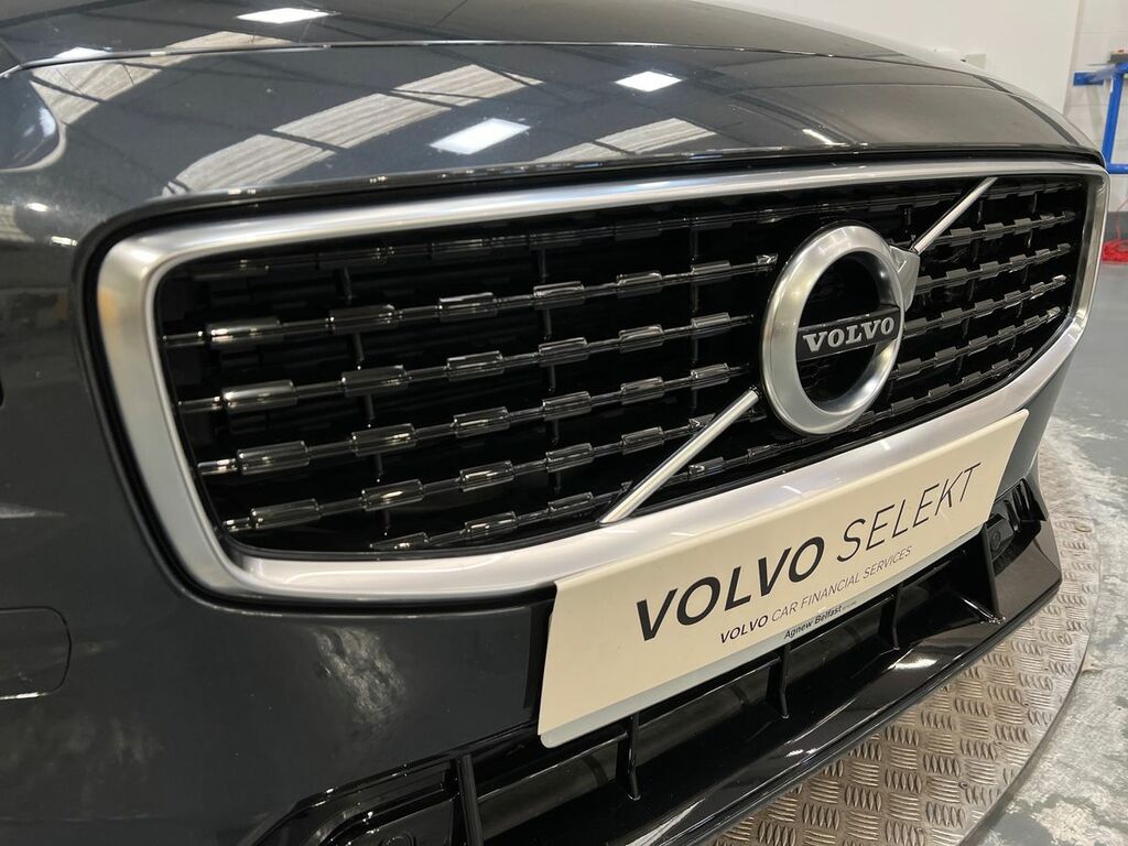 Volvo V60 T4 Momentum Plus White #28