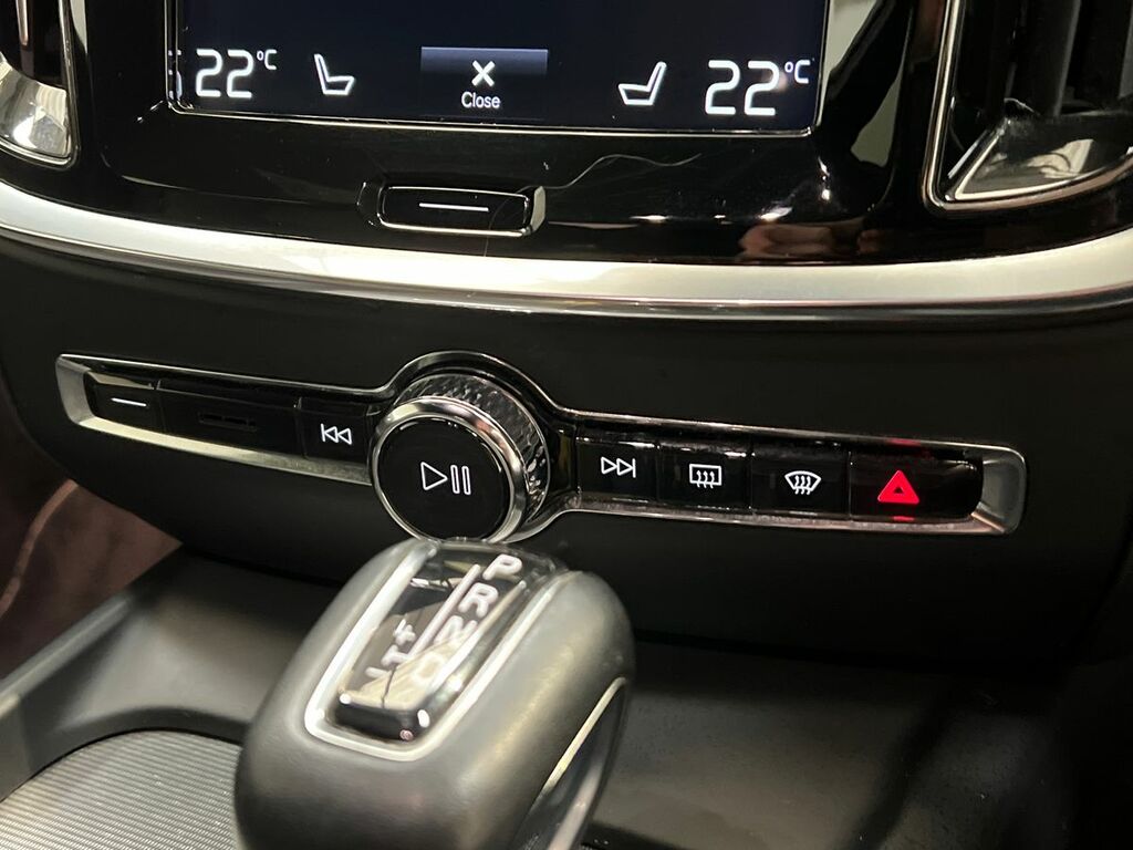 Volvo V60 T4 Momentum Plus White #25